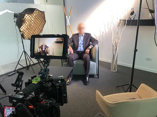 Intervista aziendale · Set in ufficio